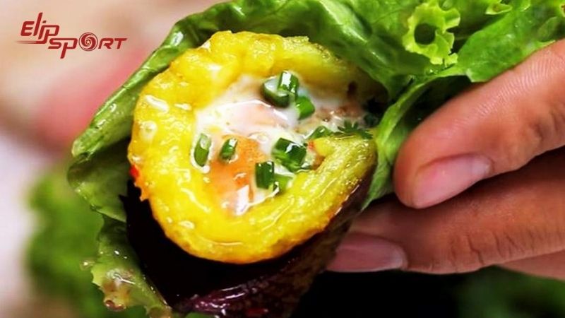 Để tăng cường lợi &iacute;ch sức khỏe, bạn n&ecirc;n kết hợp b&aacute;nh khọt với nhiều loại rau