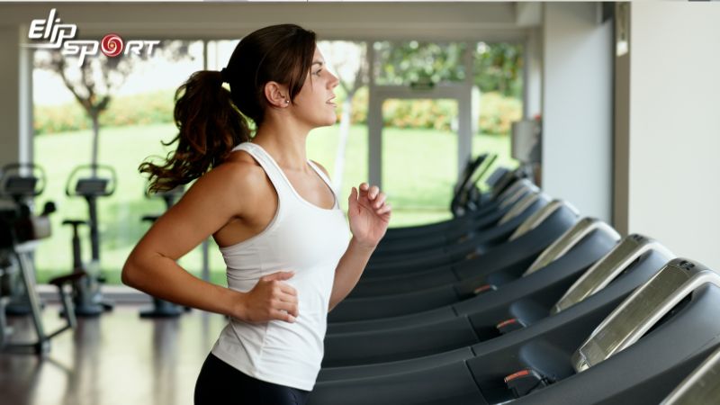 Tập trung trong qu&aacute; tr&igrave;nh tập m&aacute;y chạy bộ