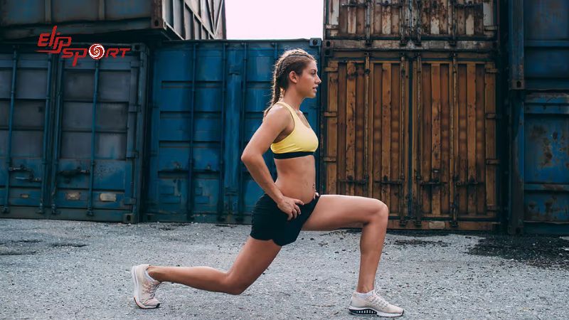 Giống như squat, lunge cũng l&agrave; một b&agrave;i tập t&aacute;c động đến phần dưới cơ thể