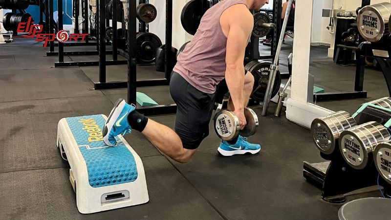 Dumbbell Split Squat l&agrave; sự chọn lựa ho&agrave;n hảo cho người gầy muốn tăng cường cơ bắp v&agrave; cải thiện thể trạng