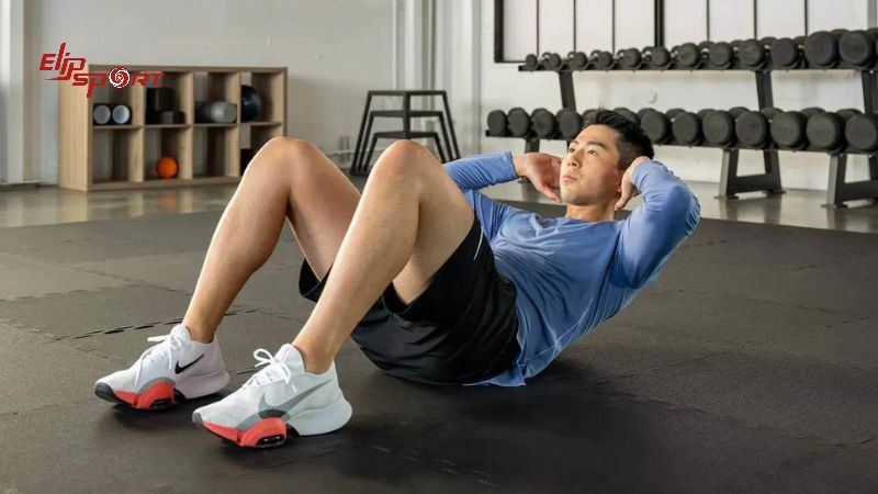 B&agrave;i tập gập bụng tập trung v&agrave;o cơ bụng, gi&uacute;p ph&aacute;t triển v&agrave; l&agrave;m săn chắc v&ugrave;ng n&agrave;y