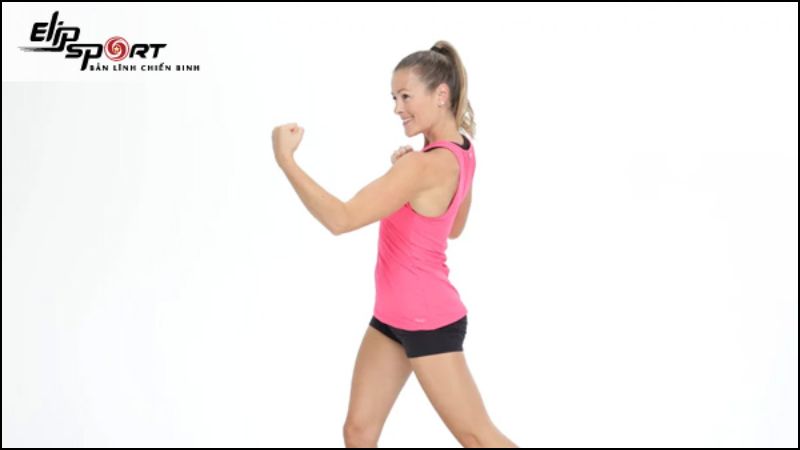 B&agrave;i tập đấm tay Uppercut trong Body Combat
