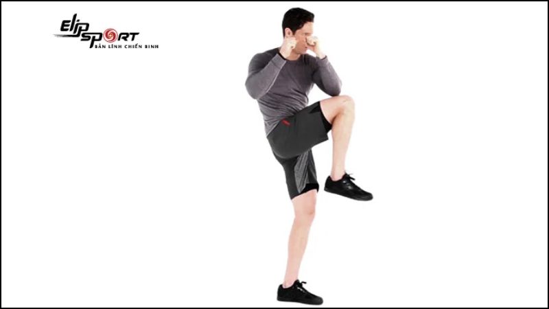 B&agrave;i tập đ&aacute;nh đầu gối trong Body Combat