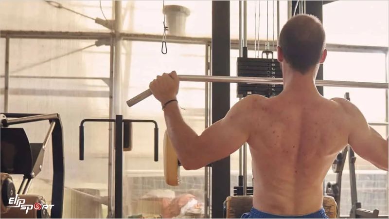 B&agrave;i tập lưng Pull up với gi&agrave;n tạ đa năng