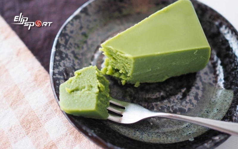 B&aacute;nh Matcha c&oacute; m&agrave;u xanh đặc trưng của l&aacute; tr&agrave; xanh