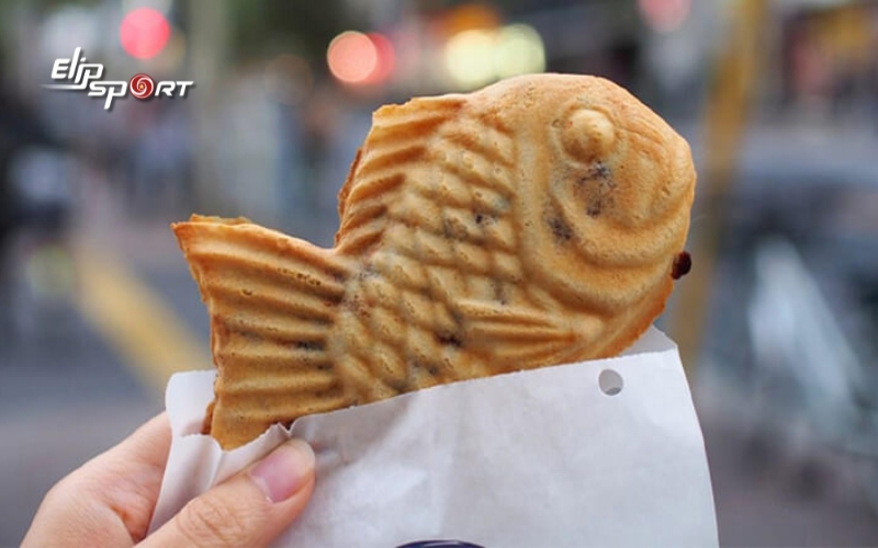 Taiyaki thực ra l&agrave; một loại b&aacute;nh c&oacute; h&igrave;nh d&aacute;ng giống c&aacute; tr&aacute;p biển