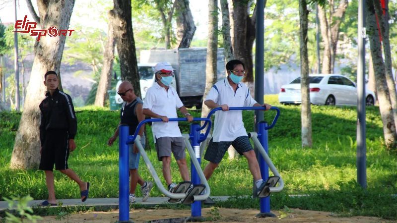 Đảm bảo giữ đ&uacute;ng tư thế khi tập với m&aacute;y tập c&ocirc;ng vi&ecirc;n