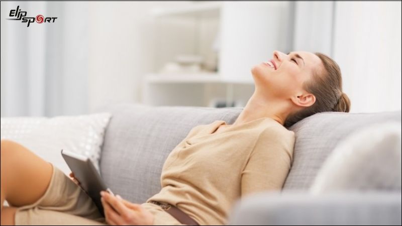 Nhắm mắt v&agrave; tựa đầu ra sau