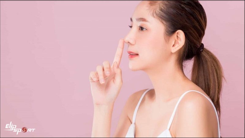 Đưa mắt nh&igrave;n hướng về mũi