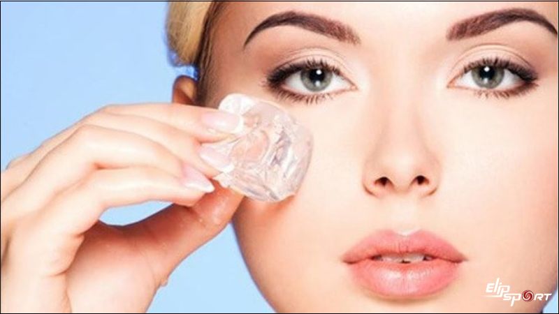 Chườm đ&aacute; lạnh massage cho mắt