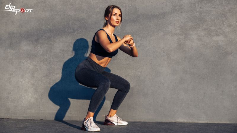 Khi Squat c&acirc;̀n chú ý thực hi&ecirc;̣n đúng tư th&ecirc;́