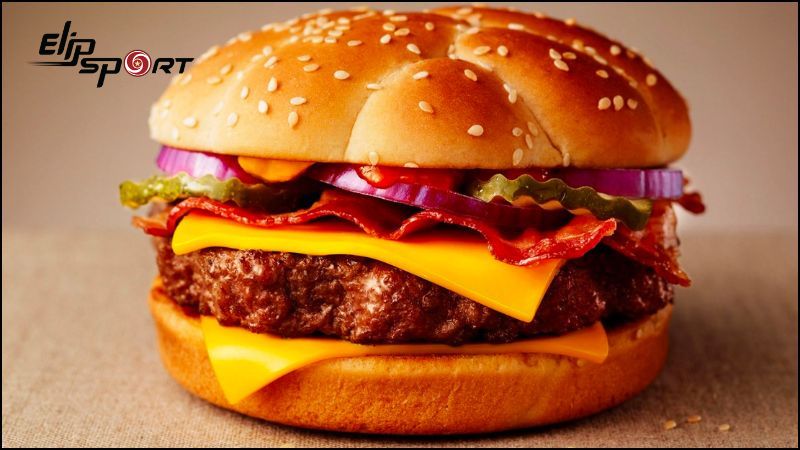 Hamburger được ước t&iacute;nh v&agrave;o khoảng 500 calo