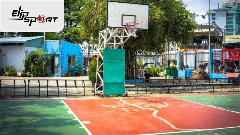 S&acirc;n b&oacute;ng rổ l&agrave; nơi tụ tập của c&aacute;c bạn trẻ đam m&ecirc; thể thao
