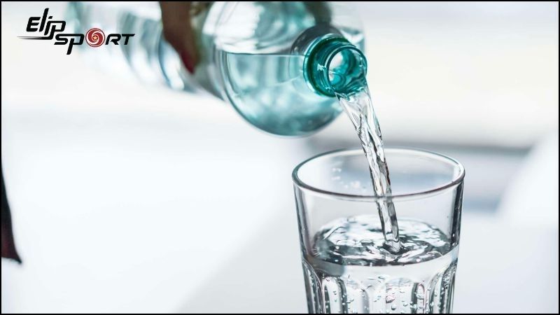 Phụ nữ n&ecirc;n bổ sung khoảng 2,7 l&iacute;t tổng lượng nước mỗi ng&agrave;y