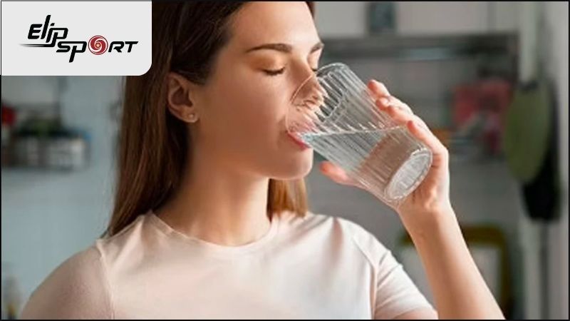 Uống nước lọc hoặc nước đ&aacute; lạnh c&oacute; thể k&iacute;ch th&iacute;ch qu&aacute; tr&igrave;nh đốt ch&aacute;y calo