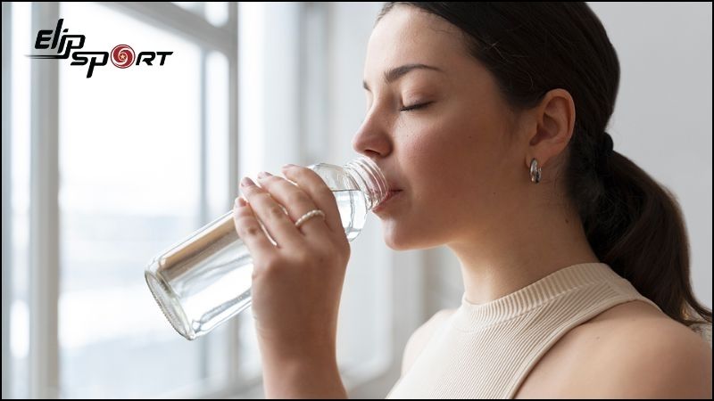 Uống một cốc nước lọc trước bữa ăn 30 ph&uacute;t c&oacute; thể tạo cảm gi&aacute;c no