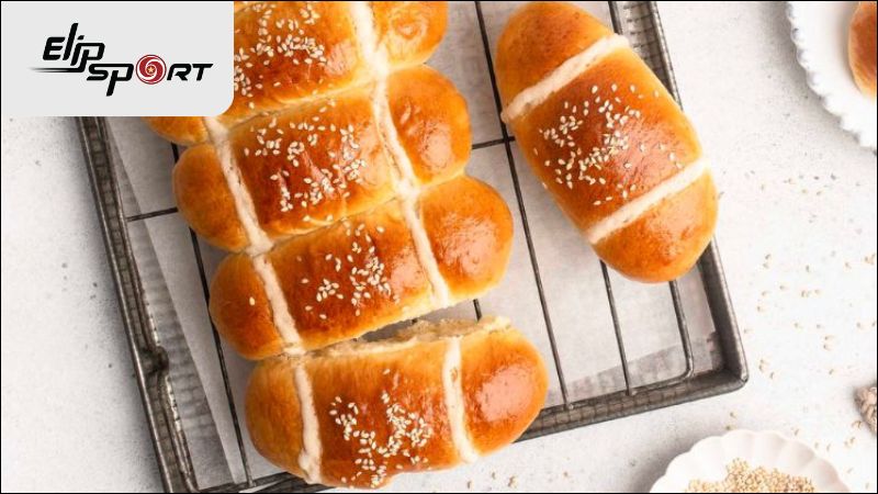 Việc ăn b&aacute;nh m&igrave; dừa n&ecirc;n đi k&egrave;m với sự c&acirc;n đối trong khẩu phần ăn