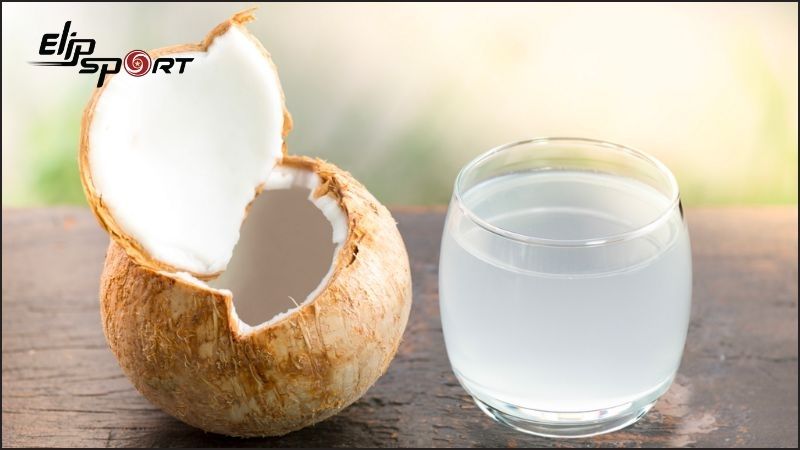 Nước dừa cung cấp nhiều vitamin v&agrave; kho&aacute;ng chất