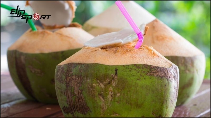 Uống một lượng nước dừa vừa đủ c&oacute; thể gi&uacute;p bổ sung v&agrave; c&acirc;n bằng điện giải trong cơ thể