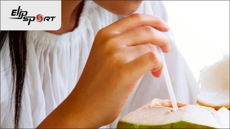 Bạn c&oacute; thể uống nước dừa khi trời nắng n&oacute;ng v&agrave; dễ mất nước