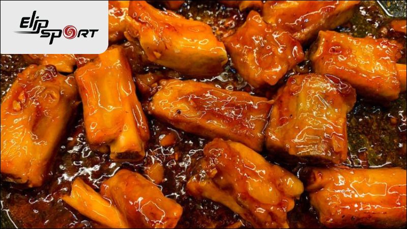 Kết hợp sườn x&agrave;o chua ngọt với nhiều loại rau củ