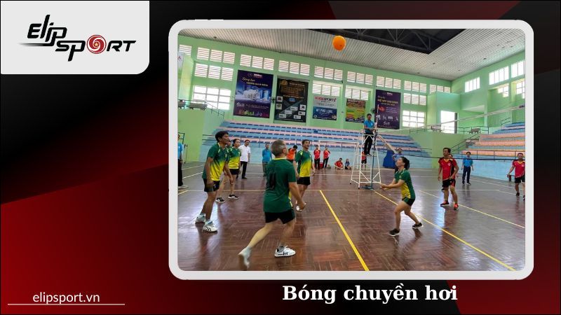 Trong mỗi đội b&oacute;ng chuyền hơi c&oacute; 5 th&agrave;nh vi&ecirc;n tham gia thi đấu