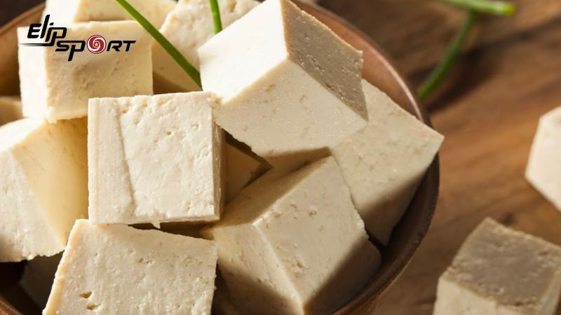 Chế biến từ đậu n&agrave;nh, miếng đậu hủ cung cấp c&aacute;c chất dinh dưỡng qu&yacute; b&aacute;u