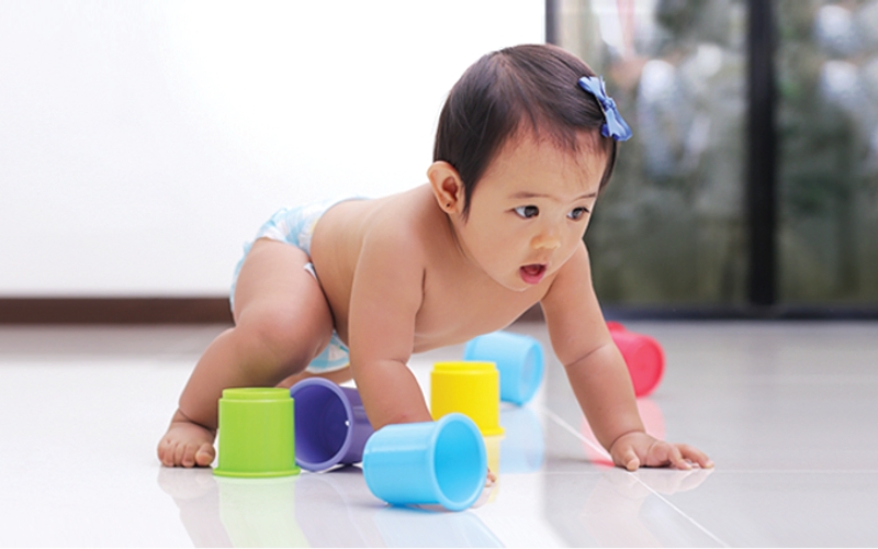 b&eacute; bị ch&acirc;n v&ograve;ng kiềng