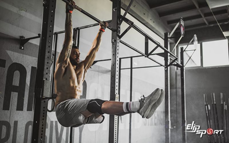 Động t&aacute;c n&acirc;ng ch&acirc;n treo chậm
