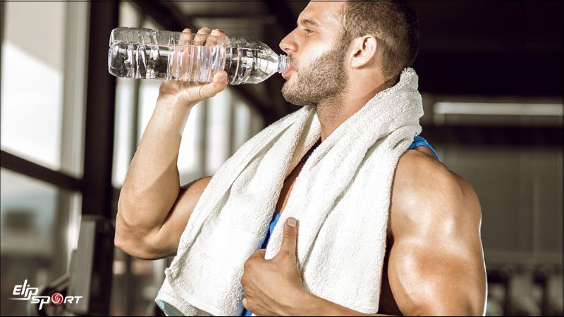 Uống đủ nước mỗi ng&agrave;y mang đến những lợi &iacute;ch tuyệt vời cho h&agrave;nh tr&igrave;nh tăng cơ