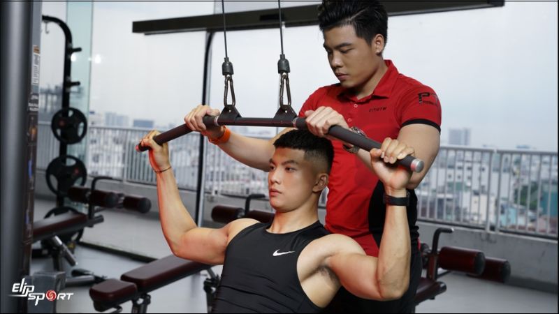 Huấn luyện vi&ecirc;n sẽ gi&uacute;p bạn tập luyện đ&uacute;ng kỹ thuật, tr&aacute;nh chấn thương
