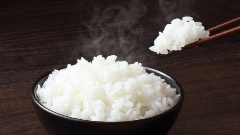 1 ch&eacute;n cơm bao nhi&ecirc;u calo? Ăn c&oacute; b&eacute;o kh&ocirc;ng? C&aacute;ch ăn hỗ trợ giảm c&acirc;n - ảnh 2