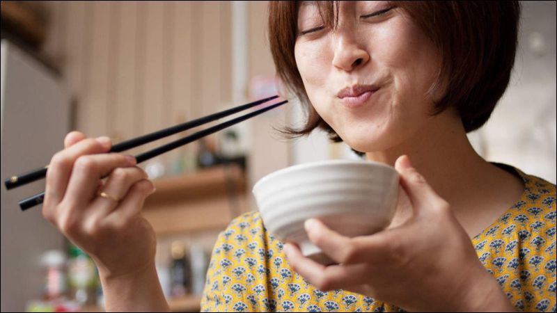 Nhai cơm chậm v&agrave; kỹ l&agrave; phương ph&aacute;p ăn hỗ trợ giảm c&acirc;n