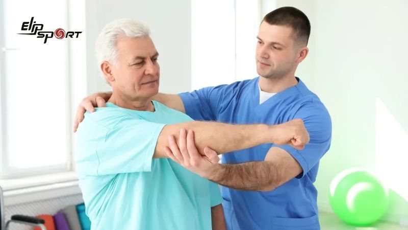 Xoa b&oacute;p kết hợp bấm huyệt cho người bị tai biến