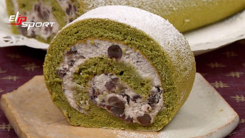 Matcha Roll Cake l&agrave; một loại b&aacute;nh tr&agrave; xanh cuộn với kem Anko
