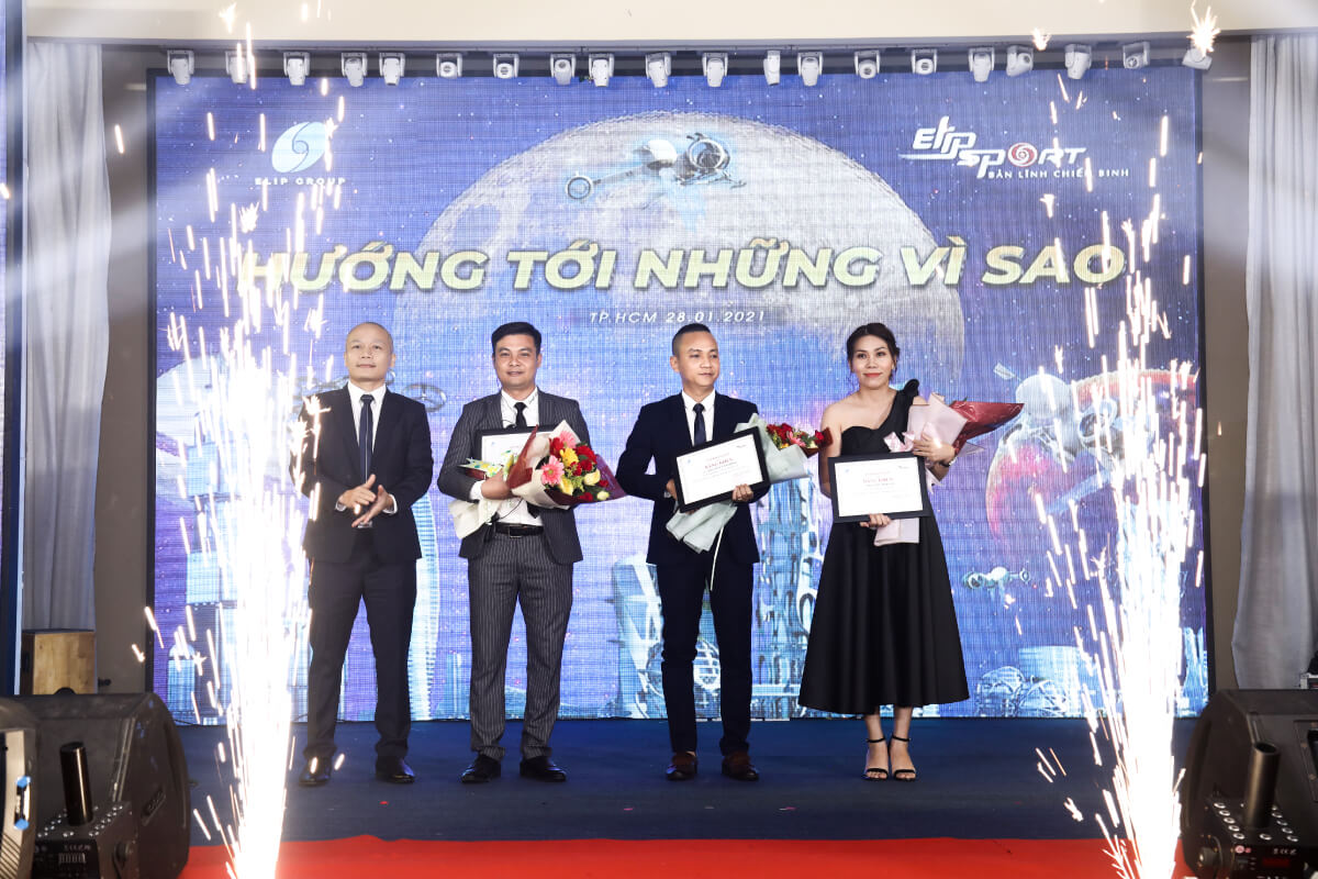 Hướng tới những vì sao