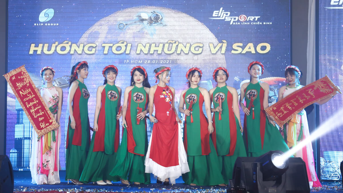 Hướng tới những vì sao
