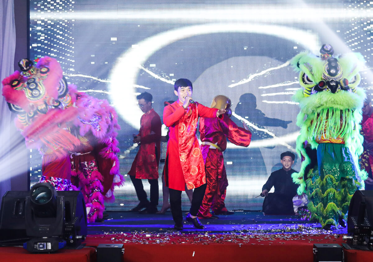 Hướng tới những vì sao