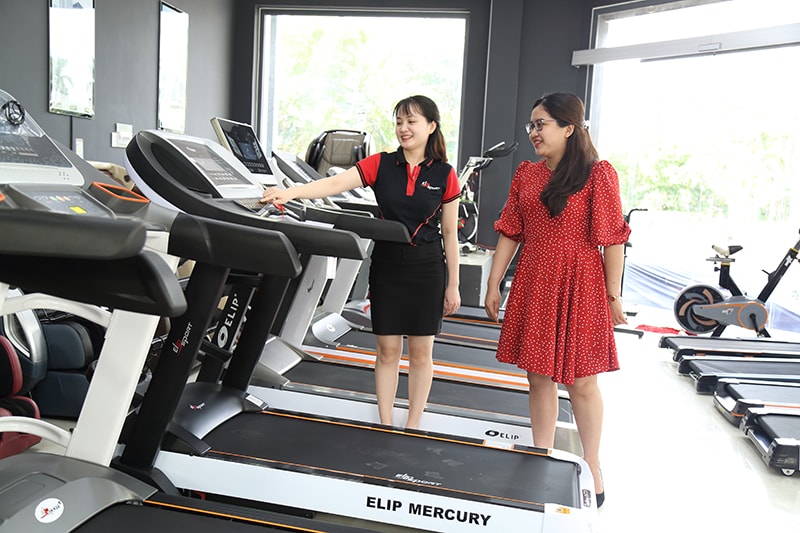 Kh&aacute;ch h&agrave;ng đến showroom sẽ được trải nghiệm c&aacute;c d&ograve;ng sản phẩm hot nhất, với dịch vụ hỗ trợ chuy&ecirc;n nghiệp