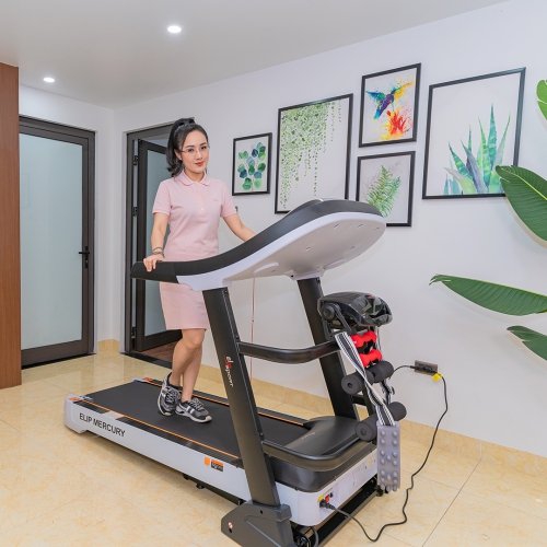 BTV Hoài Anh chạy bộ trên máy Jun8863 tải ứng dụng, lan tỏa cảm hứng sống khỏe