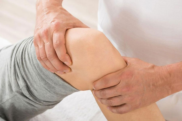 Cách xoa bóp tay chân cho người già giảm đau hiệu quả, ngủ ngon