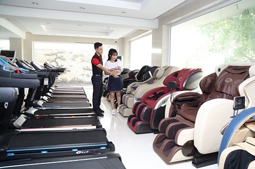    Ốc Thanh V&acirc;n bất ngờ với m&oacute;n qu&agrave; sức khỏe từ &ocirc;ng x&atilde;.