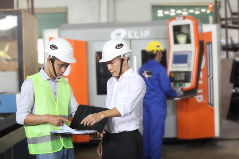 CEO L&ecirc; Mạnh Trường chỉ đạo kỹ sư nh&agrave; m&aacute;y tiến h&agrave;nh c&ocirc;ng việc