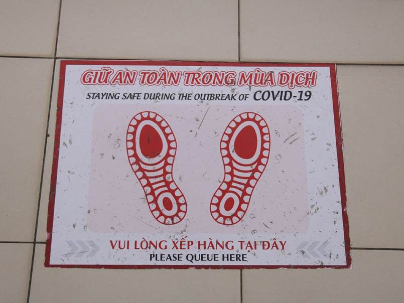 Giữ khoảng c&aacute;ch an to&agrave;n khi đến nơi đ&ocirc;ng người