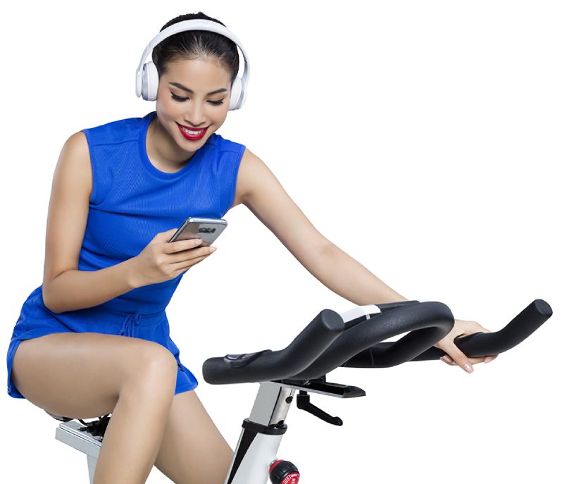 hạm Hương c&oacute; sở th&iacute;ch vừa tận hưởng &acirc;m nhạc, vừa đạp xe nhẹ nh&agrave;ng.