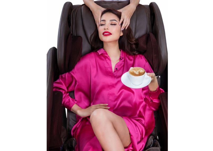 phạm hương tận hưởng gi&acirc;y ph&uacute;t thư gi&atilde;n tr&ecirc;n ghế massage