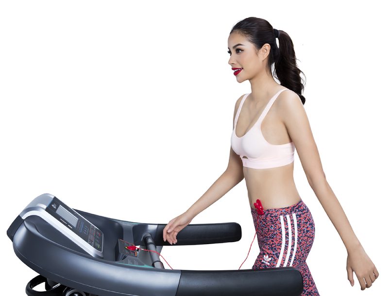 Phạm Hương giữ v&oacute;c d&aacute;ng nhờ tập luyện tại nh&agrave;
