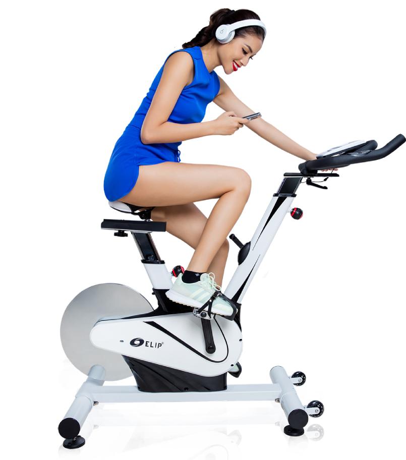 phạm hương tận hưởng việc đạp xe tại nh&agrave;