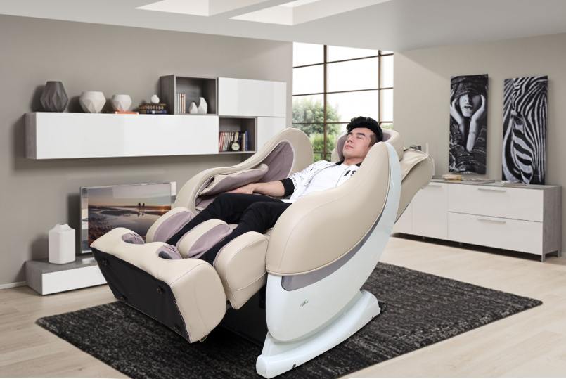 đan trường h&agrave;i l&ograve;ng với cảm gi&aacute;c massage tr&ecirc;n m&aacute;y