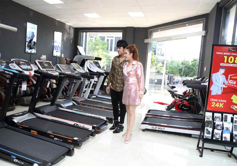 phương hằng đến tham quan cửa h&agrave;ng c&ugrave;ng &ocirc;ng x&atilde;